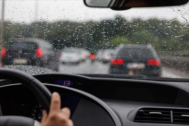 5 cách chống bám nước mưa cho kính xe đơn giản và hiệu quả