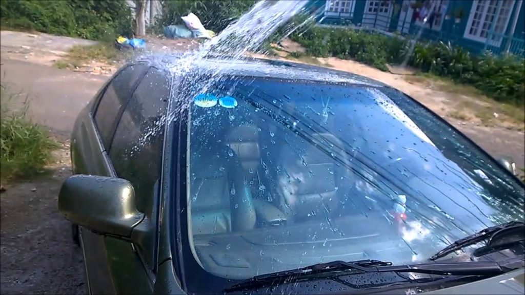 Sử dụng dung dịch chống bán nước khi rửa xe