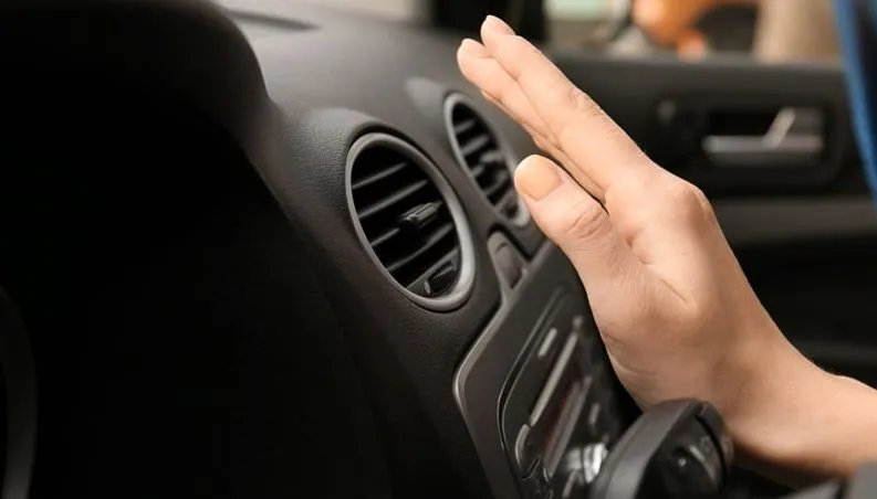 Gió từ cửa gió thổi ra yếu hơn bình thường